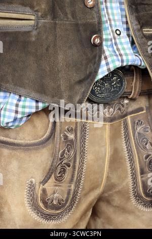 Traditionelle Alpin-Lederhose mit Stackhornknöpfen, Tirol, Österreich, St. Johann in Tirol Stockfoto