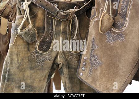 Traditionelle Alpin-Lederhose mit Stackhornknöpfen, Tirol, Österreich, St. Johann in Tirol Stockfoto