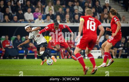 Sinsheim, Deutschland. Oktober 2025. Serge Gnabry (DFB) Christopher Martins (LUX) Germany - Luxembourg Deutschland - Luxemburg 10.10.2025 Copyright ( Stockfoto