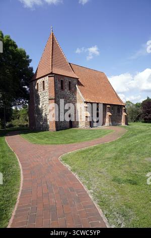 Evangelisch-lutherische Marienkapelle Oetzen, historische Feldsteinkapelle aus dem 14. Jahrhundert, Niedersachsen Stockfoto