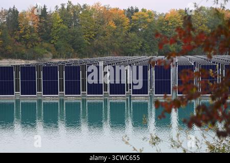 Weltpremiere in Bayern: Inbetriebnahme der schwimmenden PV-Anlage Skipp am 10. Oktober 2025 am Steinbruchsee Gilching. Solarfelder sollen die Energiewende vorantreiben. Das Skipp Float-Kraftwerk in Gilching ist die weltweit erste vertikal ausgerichtete, schwimmende PV-Anlage im industriellen Maßstab. Photovoltaikanlage, Solarzellen, Solarmodule, Solarpaneele, Solarenergie, Solarenergie, ? Stockfoto