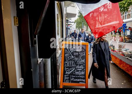 DER HAAG – der geschäftsführende Wirtschaftsminister Vincent Karremans spricht im Rahmen einer VVD-Wahlkampagne mit Geschäftsleuten in den Haag. Die Niederlande bereiten sich auf die Parlamentswahlen vor. ANP ROBIN UTRECHT niederlande raus - belgien raus Stockfoto