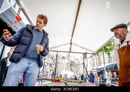 DER HAAG – der geschäftsführende Wirtschaftsminister Vincent Karremans spricht im Rahmen einer VVD-Wahlkampagne mit Geschäftsleuten in den Haag. Die Niederlande bereiten sich auf die Parlamentswahlen vor. ANP ROBIN UTRECHT niederlande raus - belgien raus Stockfoto