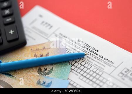 KIEW, UKRAINE - 27. JANUAR 2024 Indonesisches Steuerformular 1771 Körperschaftsteuerzahler jährliche Einkommensteuererklärung mit Stift liegt auf der Buchprüfertabelle Stockfoto