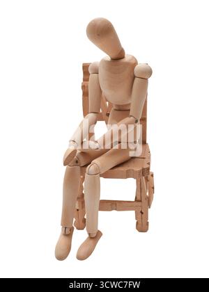 Eine auf einem Stuhl sitzende Künstlerpuppe zeigt eine entspannte Pose und ein nachdenkliches Verhalten, perfekt für künstlerische Referenzen und kreative Designprojekte Stockfoto
