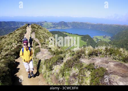 Aussichtspunkt Miradouro da Boca do Inferno - Blick auf Caldeira do Alferes, Sete Cidades, Sao Miguel, Azoren, Portugal Stockfoto