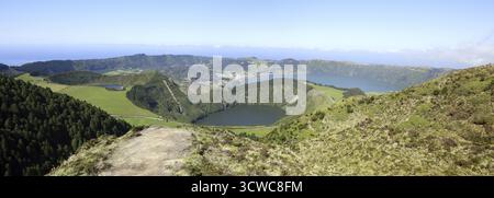 Aussichtspunkt Miradouro da Boca do Inferno - Blick auf Caldeira do Alferes, Sete Cidades, Sao Miguel, Azoren, Portugal Stockfoto