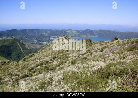 Aussichtspunkt Miradouro da Boca do Inferno - Blick auf Caldeira do Alferes, Sete Cidades, Sao Miguel, Azoren, Portugal Stockfoto