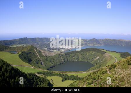 Aussichtspunkt Miradouro da Boca do Inferno - Blick auf Caldeira do Alferes, Sete Cidades, Sao Miguel, Azoren, Portugal Stockfoto