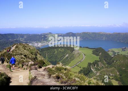 Aussichtspunkt Miradouro da Boca do Inferno - Blick auf Caldeira do Alferes, Sete Cidades, Sao Miguel, Azoren, Portugal Stockfoto