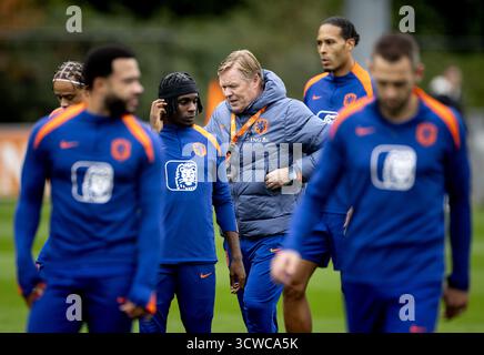 ZEIST - Xavi Simons, Jeremie Frimpong, Nationaltrainer Ronald Koeman und Virgil van Dijk während eines Trainings der niederländischen Nationalmannschaft auf dem KNVB Campus in Vorbereitung auf die WM-Qualifikation gegen Finnland. ANP KOEN VAN WEEL Stockfoto