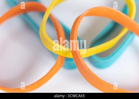 Gummibänder auf weißem Hintergrund. Viele bunte Gummibänder aus Kunststoff. Nahansicht Stockfoto