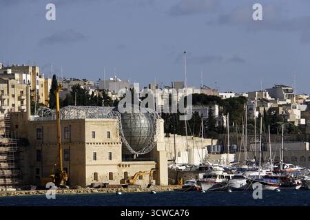 Planetarium und interaktives Wissenschaftsmuseum in Kalkara - Hafenrundfahrt durch den Großen Hafen von Valletta, Malta Stockfoto