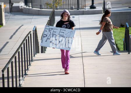 Salt Lake City, Utah, USA. Oktober 2025. 10. Oktober 2025, Salt Lake City, Utah, USA: Ein Demonstrant spaziert auf einem gepflasterten Gehweg während der Freie Palästina-Rallye vor dem Kapitol von Utah. Der Teilnehmer hält ein Schild mit symbolischen Farben und handschriftlichen Nachrichten. (Kreditbild: © Charles-McClintock Wilson/ZUMA Press Wire) NUR REDAKTIONELLE VERWENDUNG! Nicht für kommerzielle ZWECKE! Stockfoto