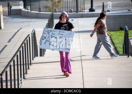 Salt Lake City, Utah, USA. Oktober 2025. 10. Oktober 2025, Salt Lake City, Utah, USA: Ein Demonstrant spaziert auf einem gepflasterten Gehweg während der Freie Palästina-Rallye vor dem Kapitol von Utah. Der Teilnehmer hält ein Schild mit symbolischen Farben und handschriftlichen Nachrichten. (Kreditbild: © Charles-McClintock Wilson/ZUMA Press Wire) NUR REDAKTIONELLE VERWENDUNG! Nicht für kommerzielle ZWECKE! Stockfoto