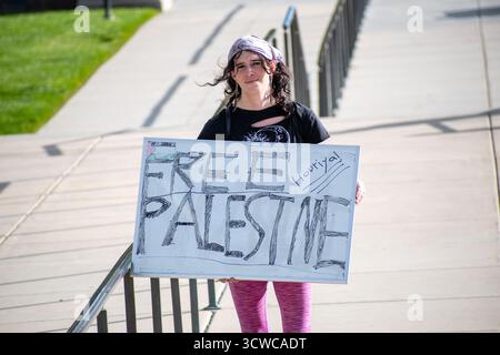 Salt Lake City, Utah, USA. Oktober 2025. 10. Oktober 2025, Salt Lake City, Utah, USA: Ein Demonstrant spaziert auf einem gepflasterten Gehweg während der Freie Palästina-Rallye vor dem Kapitol von Utah. Der Teilnehmer hält ein Schild mit symbolischen Farben und handschriftlichen Nachrichten. (Kreditbild: © Charles-McClintock Wilson/ZUMA Press Wire) NUR REDAKTIONELLE VERWENDUNG! Nicht für kommerzielle ZWECKE! Stockfoto