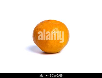 Frische reife Mandarine, Mandarine oder Clementine isoliert auf weißem Hintergrund. Mandarinorange Stockfoto