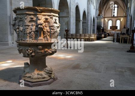 Taufbecken in der Klosterkirche von Kloster Loccum, Rehburg-Loccum, Niedersachsen Stockfoto
