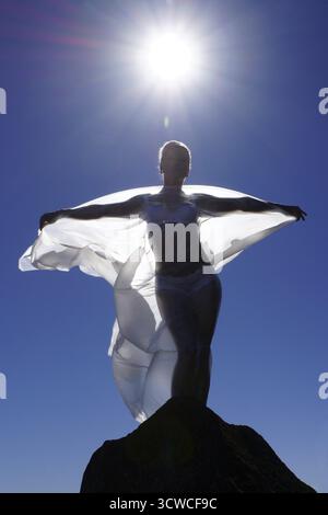Junge Frau bei einem Fotoshooting auf Pico de Arieiro, Madeira, Portugal Stockfoto
