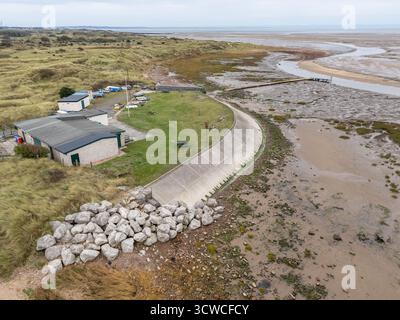 Luftaufnahme des Blundellsands Sailing Club an der Flussmündung des River Alt nahe Liverpool, Merseyisde, aufgenommen am 11. Oktober 2025. Stockfoto