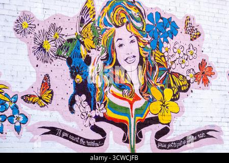 Dolly Parton malte Wandporträt bei Acme Feed & Seed in Downtown Nashville, Tennessee. (USA) Stockfoto