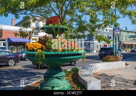 Mystic, CT, USA - 5. Oktober 2025: New England Village Mystic ist bekannt für seine reiche maritime Geschichte, beispielhaft für das Mystic Seaport Museum, Living His Stockfoto