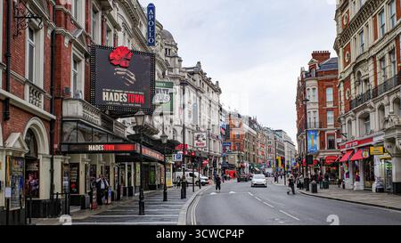 London, Großbritannien - 27. Juli 2025: Shaftesbury Avenue im Londoner Theaterviertel West End Stockfoto