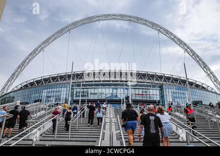 London, Großbritannien - 26. Juli 2025: Oasis-Fans vor dem Wembley Stadium vor der Live 25 Tour Stockfoto