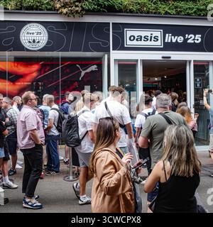 London, Großbritannien - 26. Juli 2025: Fans besuchen den Oasis Live 25 Pop-up Store in der Carnaby Street, Soho, vor den Konzertterminen im Wembley Stadium Stockfoto