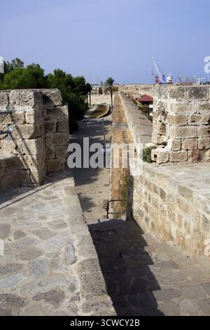 Blick vom Meerestor, Teil der venezianischen Stadtmauer, Famagusta, Türkische Republik Nordzypern Stockfoto
