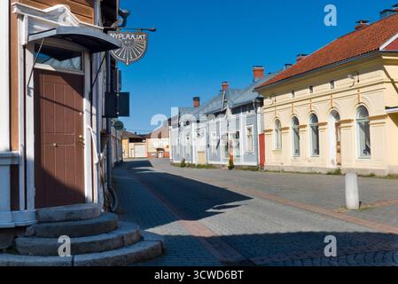 Historische Gebäude in der Kauppakatu Straße in der Altstadt von Rauma, Finnland Stockfoto