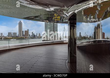 Panoramablick vom 'Tornado'-Deck im Fenix Museum, mit Holzboden, Spiegelwänden und der Skyline von Rotterdam einschließlich der Erasmus-Brücke Stockfoto