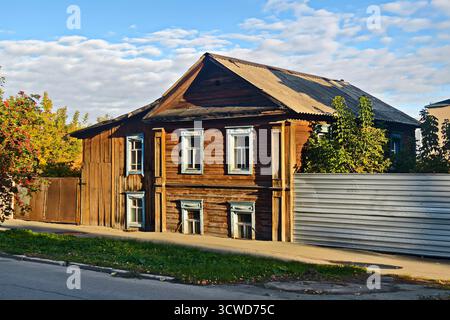 Altes großes Holzhaus im nordrussischen Dorf. Privates Haus im russischen Stil. Stockfoto