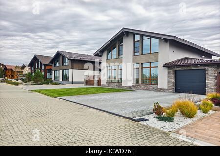 Hausbau in Vorstädten. Villenbau. Neubau des Hauses. Wohngebäude. Familiengebäude. Modulares Hausgebäude im Vorort. Neu Stockfoto