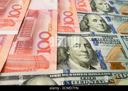 Ernste Handelsspannungen oder Handelskrieg zwischen den USA und China, Finanzkonzept. Notizen aus den USA und China mit Gesichtern von Benjamin Franklin und Mao Zedong, Dep Stockfoto