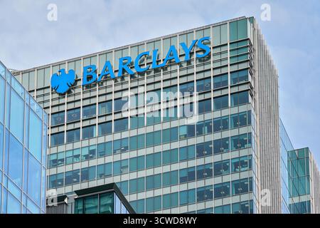 London, Großbritannien - 18. Mai 2023: Blaues Barclays-Logo an der Spitze des weltweiten Hauptsitzes in Canary Wharf. Es ist eine britische multinationale Investition Stockfoto