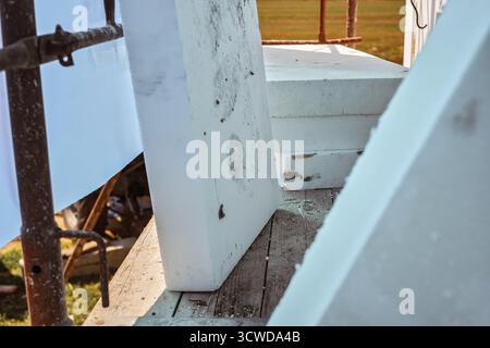 Weiße Polystyrol-Schaumstoffblöcke für Wärmedämmung bereit auf der Baustelle, Nahaufnahme Stockfoto