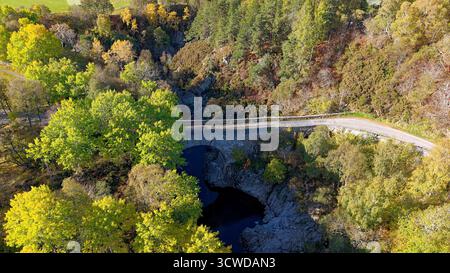Dulsie Bridge und River Findhorn Nairn Scotland Sonnenschein über den Bäumen im Herbst Stockfoto