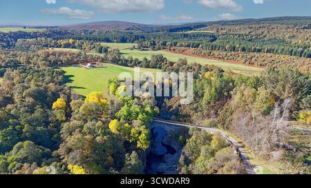 Dulsie Bridge und River Findhorn Nairn Schottland farbenfrohe Bäume und umliegende Landschaft im Herbst Stockfoto