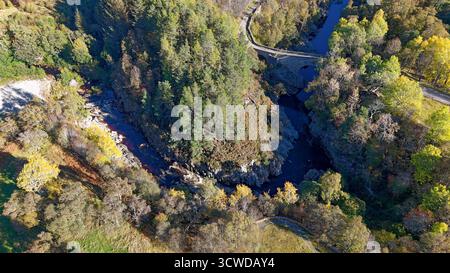 Dulsie Bridge und River Findhorn Nairn Scotland Gorge gesäumt von farbenfrohen Bäumen im Herbst Stockfoto
