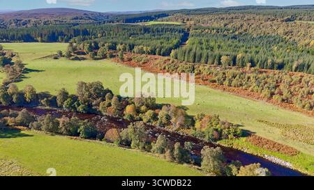 Die Dulsie Bridge und der Fluss Findhorn Nairn Scotland sind niedrig im Fluss oberhalb der Brücke Stockfoto