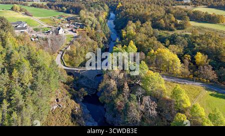 Dulsie Bridge und River Findhorn Nairn Scotland die Schlucht und die lebhaften gelben Espenbäume im Herbst Stockfoto