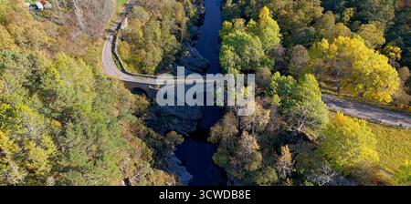 Dulsie Bridge und River Findhorn Nairn Scotland die Schlucht und gelbe Espenbäume im Herbst Stockfoto