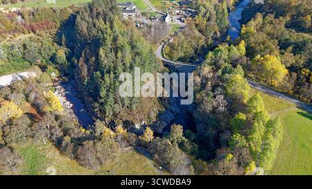 Dulsie Bridge und River Findhorn Nairn Scotland die Schlucht gesäumt von bunten Bäumen im Herbst Stockfoto