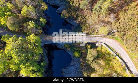 Dulsie Bridge und River Findhorn Nairn Scotland die schmale Straße über die Brücke im Herbst Stockfoto