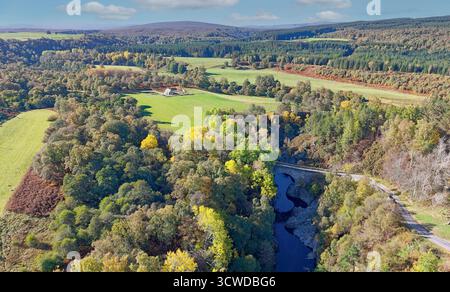 Dulsie Bridge und River Findhorn Nairn Schottland mit gelben Espenbäumen und umliegenden Landschaften im Herbst Stockfoto