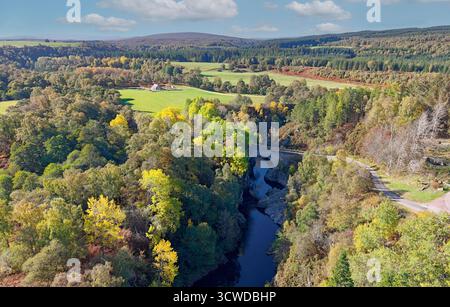 Dulsie Bridge und River Findhorn Nairn Schottland gelbe Espenbäume und umliegende Landschaft im Herbst Stockfoto