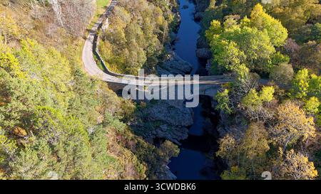 Dulsie Bridge River Findhorn Nairn Schottland und Schlucht umgeben von Bäumen im Herbst Stockfoto