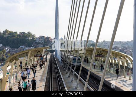 Istanbul Türkei 24. September 2024; Straßenbahn und Menschen auf der Golden Horn Metrobrücke. Blick auf den Halic-Bahnhof, einer der überfülltesten) befindet sich in der Nähe Stockfoto