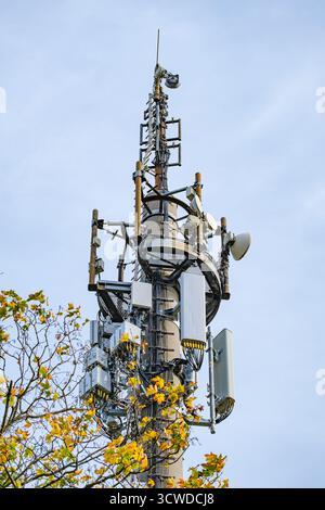 Detailansicht der 5G- und anderen Kommunikationsantennen Stockfoto